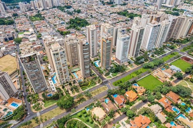 Ribeirao Preto Sao Paulo Brasil Circa marzo 2022 Avenida Profesor Joao Fiuza la avenida más famosa de Ribeirao Preto Sao Paulo Brasil