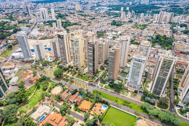 Ribeirao Preto Sao Paulo Brasil Circa marzo 2022 Avenida Profesor Joao Fiuza la avenida más famosa de Ribeirao Preto Sao Paulo Brasil