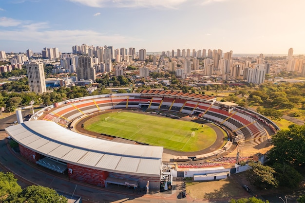 Ribeirao Preto Sao PauloBrasilien ca. Juni 2022 Luftaufnahme von Ribeirao Preto Sao Paulo Sie können Gebäude und das Santa Cruz Botafogo Stadion sehen