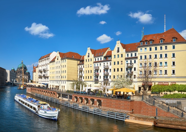 Ribera con casas antiguas en el centro este de Berlín