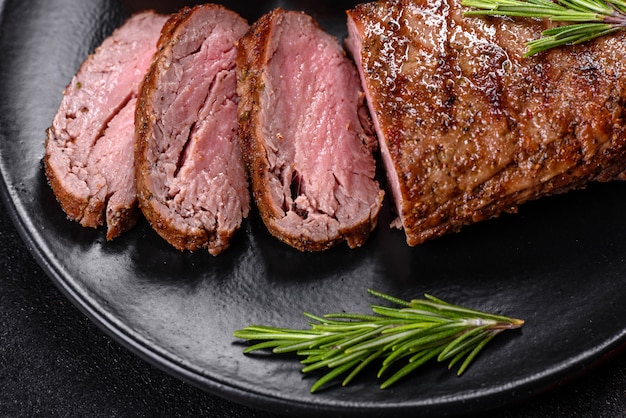 Ribeye-Steak mit Kartoffeln, Zwiebeln und Kirschtomaten. Saftiges Steak mit aromatisierter Butter