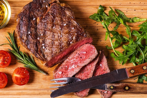 Ribeye-Steak mit Rucola und Tomaten