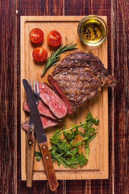 Ribeye-Steak mit Rucola und Tomaten