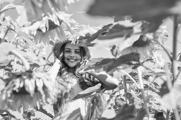 Rica cosecha y agricultura infancia feliz niño usa sombrero de verano de paja niño en campo de flores amarillas niña adolescente en campo de girasol concepto de vacaciones de verano Regalo natural