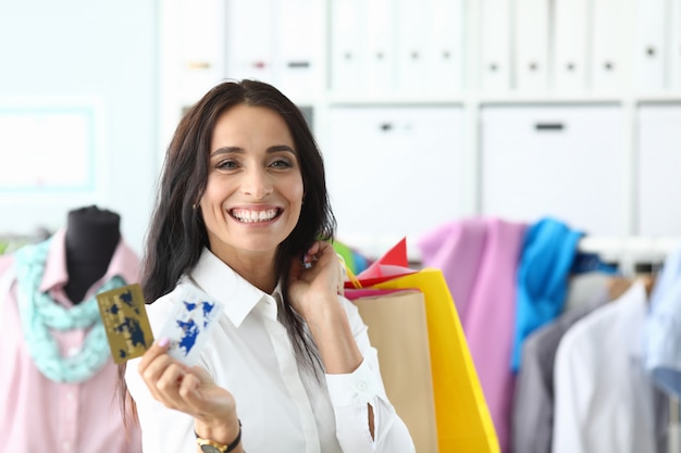 Rica señora en tienda