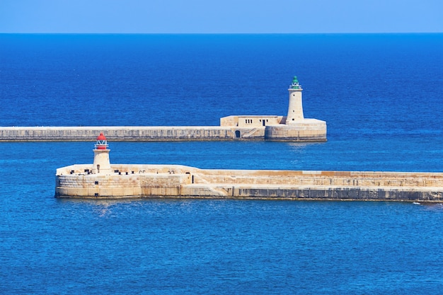 Ricasoli und St. Elmo Leuchtturm am Hafen in Kalkara in der Nähe von Valletta Grand Hafen in Malta.