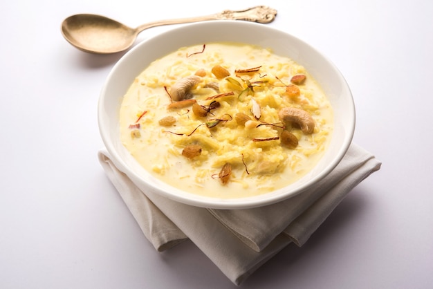 Rice Kheer o budín de la India también llamado Firnee. servido en un bol. Enfoque selectivo