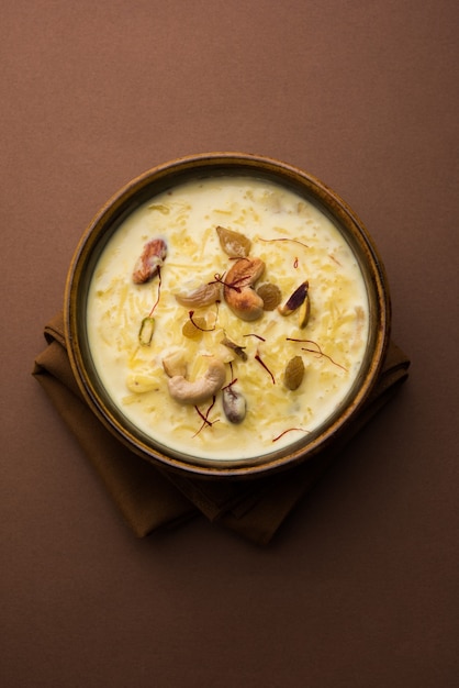 Rice Kheer o budín de la India también llamado Firnee. servido en un bol. Enfoque selectivo