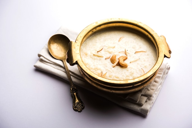 Rice Kheer oder Firni oder Chawal ki Khir ist ein Pudding aus dem indischen Subkontinent, der durch Kochen von Milch, Zucker und Reis hergestellt wird. In einer Schüssel serviert