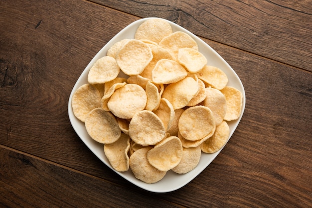 Rice papad ou cracker frito é um aperitivo do sul da índia chamado appalam