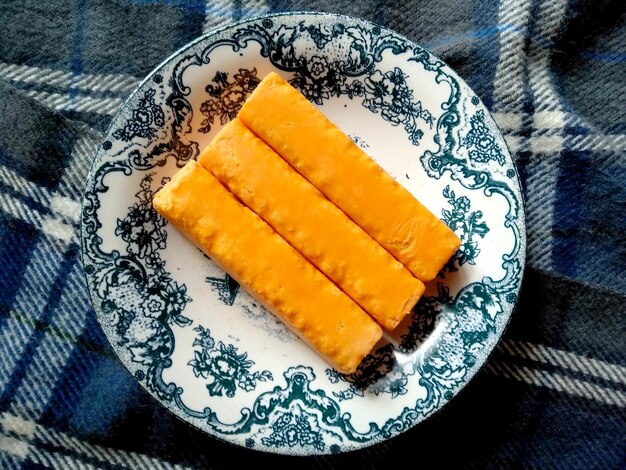 Richeese-Snacks auf dem Teller Indonesisches kulinarisches Essen