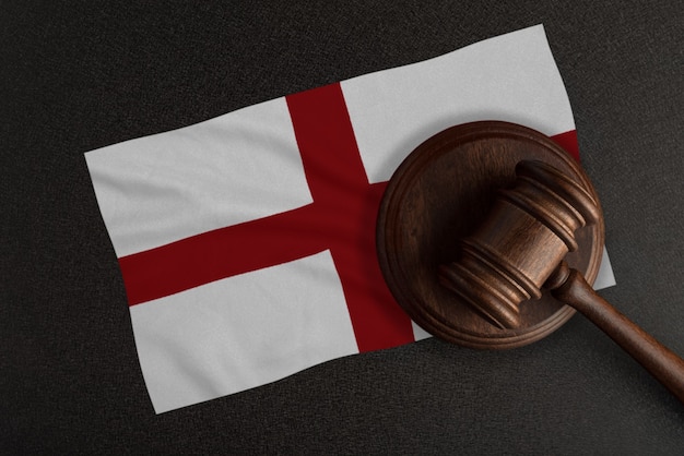 Richter Hammer und die Flagge von England. Recht und Gerechtigkeit. Verfassungsrecht.