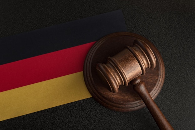 Richterhammer auf Hintergrund der Flagge Deutschland. Recht und Gerechtigkeit. Verfassungsrecht.