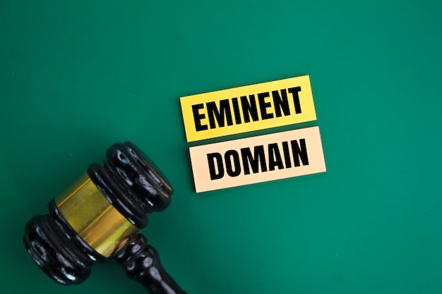 Richterhammer und farbiges Papier mit der Aufschrift Eminent Domain