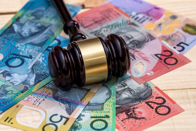 Richters Hammer auf australische Dollar-Banknoten-Nahaufnahme