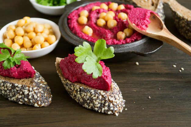 Richtige Ernährung. Rote Beete Hummus mit Roggenbrot.