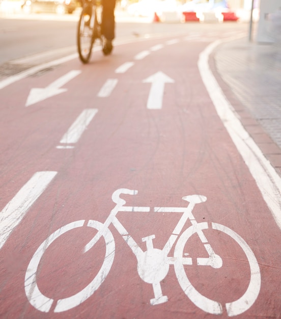 Foto richtungspfeile und fahrrad unterzeichnen auf radweg