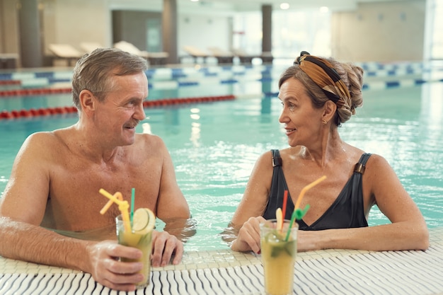 Rico casal sênior na piscina