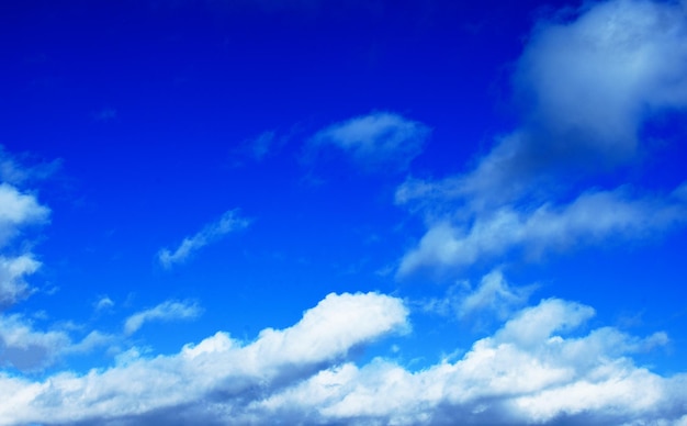 rico cielo azul con nubes