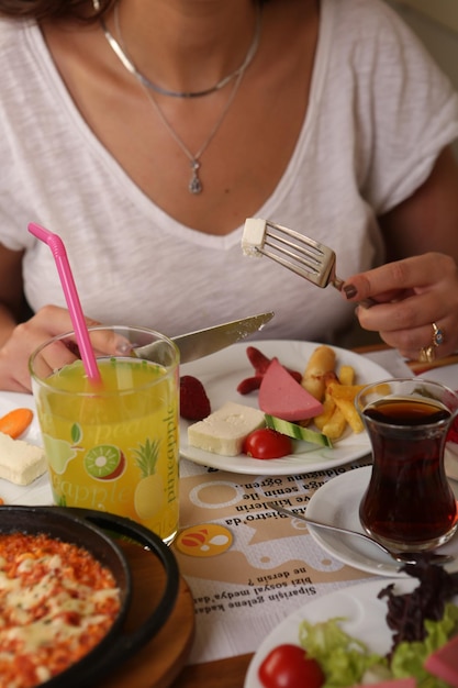 Foto rico y delicioso desayuno turco