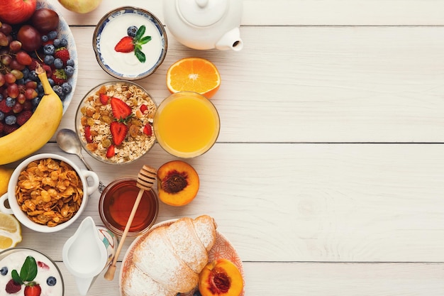 Rico fondo de menú de desayuno continental. Deliciosa comida natural para sabrosas comidas matutinas en mesa de madera, buffet tradicional europeo, espacio para copiar