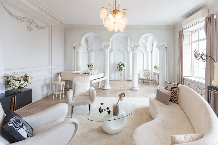 Foto rico y lujoso interior de una acogedora habitación con muebles modernos y elegantes y un piano de cola, decorado con columnas barrocas y estuco en las paredes.