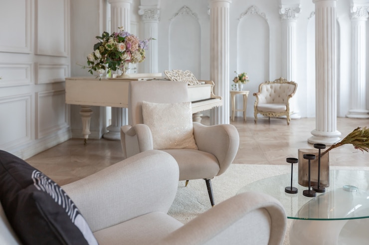 Foto rico y lujoso interior de una acogedora habitación con muebles modernos y elegantes y un piano de cola, decorado con columnas barrocas y estuco en las paredes.