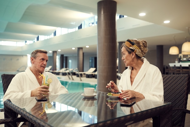 Rico pareja de ancianos disfrutando SPA Resort