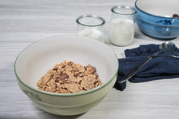 Rico plato de desayuno con cereales, chocolate y leche.