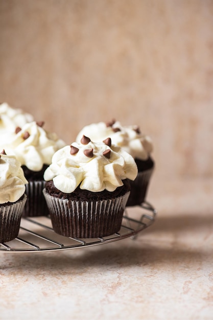 Ricos cupcakes de chocolate con glaseado de crema batida y chispas de chocolate