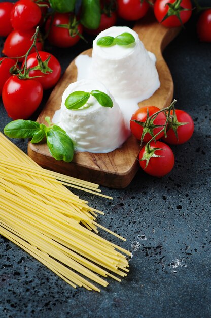 Ricota fresca com tomate e manjericão