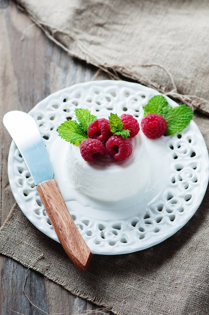 Foto ricotta con bayas y menta