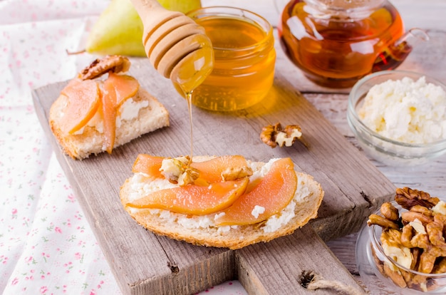 Ricotta-Käse und Birnenmarmelade-Sandwiches