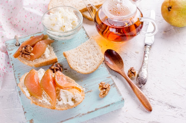 Ricotta-Käse- und Birnenmarmeladen-Sandwiches