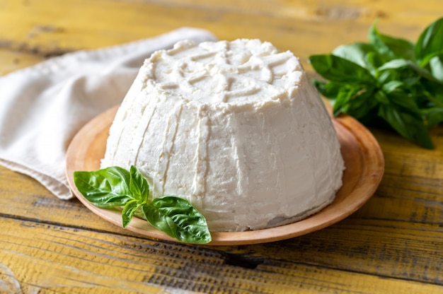 Ricotta mit frischem Basilikum