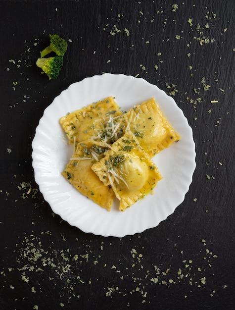 Ricotta-Spinat-Ravioli auf Schieferplatte