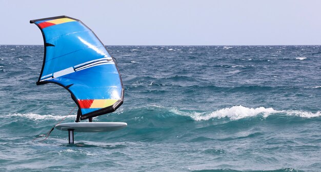 Rider auf einem Wind Foil Board surfen die Wellen