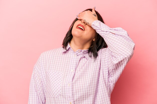 Foto se ríe con alegría manteniendo las manos en la cabeza concepto de felicidad