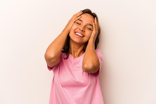 Se ríe con alegría manteniendo las manos en la cabeza Concepto de felicidad