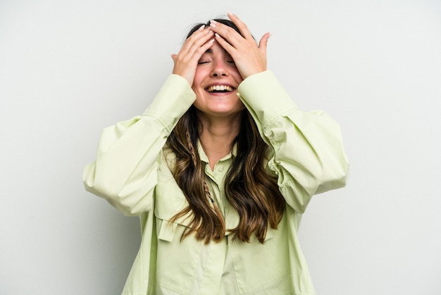 Se ríe con alegría manteniendo las manos en la cabeza Concepto de felicidad