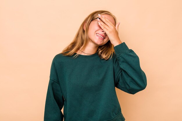 Se ríe con alegría manteniendo las manos en la cabeza Concepto de felicidad