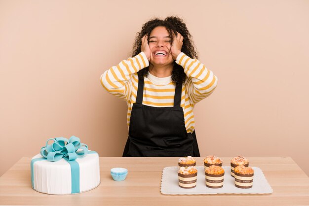 Se ríe con alegría manteniendo las manos en la cabeza Concepto de felicidad