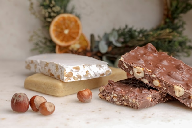 Riegel süßer Schokoladennougat mit Walnüssen auf einem weißen Tisch