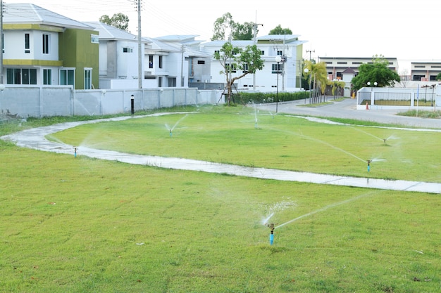 Riego por aspersión de agua de riego en el parque