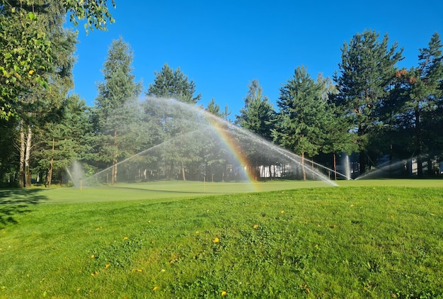 Riego automático por aspersión para jardines de césped y campos de golf