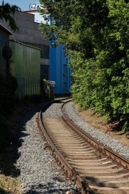 Rieles de ferrocarril en la ciudad