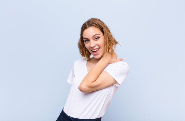 riendo alegre y confiadamente con una sonrisa casual, alegre y amigable