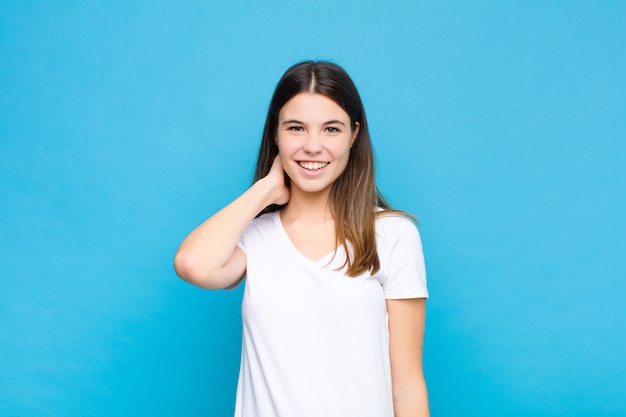 riendo alegre y confiadamente con una sonrisa casual, alegre y amigable