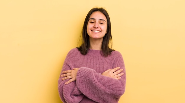 riendo alegremente con los brazos cruzados con una pose relajada, positiva y satisfecha