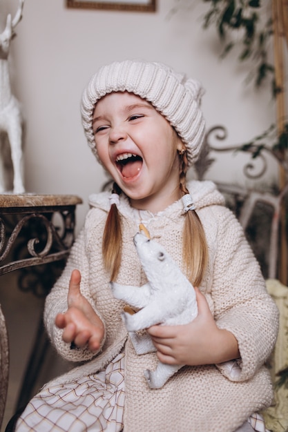 Riendo feliz poco adorable niña linda